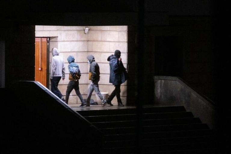 Piden 11 años de cárcel para 4 migrantes de Las Raíces por agredir y amenazar a vigilantes