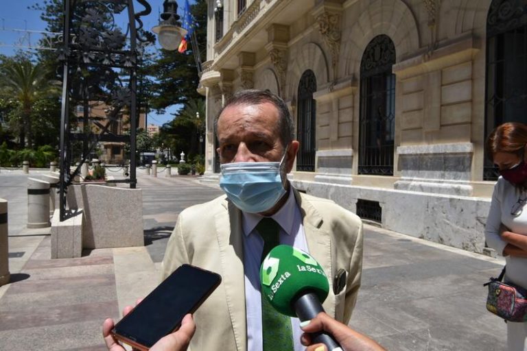 Marugán se despide como Defensor pidiendo luz de emergencia para Cañada Real