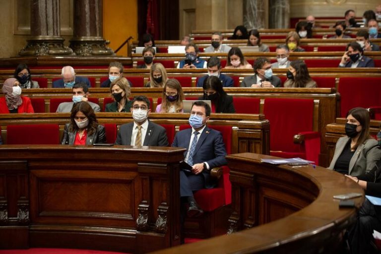 ERC, Junts, la CUP y comunes exigen en el Parlament revisar los protocolos de Mossos