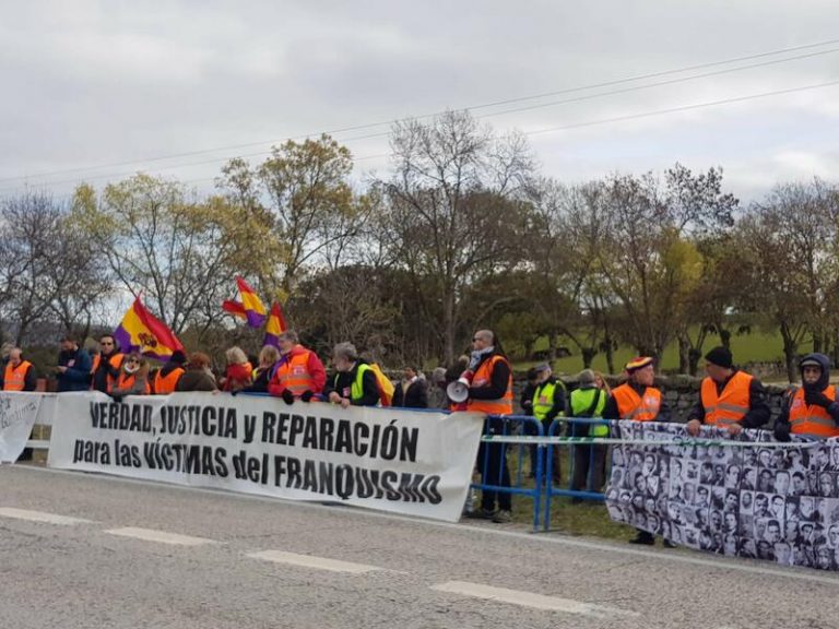 Organizaciones se concentran frente al Valle de los Caídos para pedir reconversión en Memorial a víctimas del fascismo