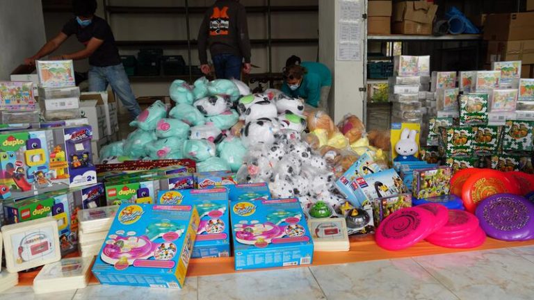 Unos 800 niños de un campo de refugiados de Grecia reciben los juguetes de la campaña 'Un Juguete, Una Ilusión'