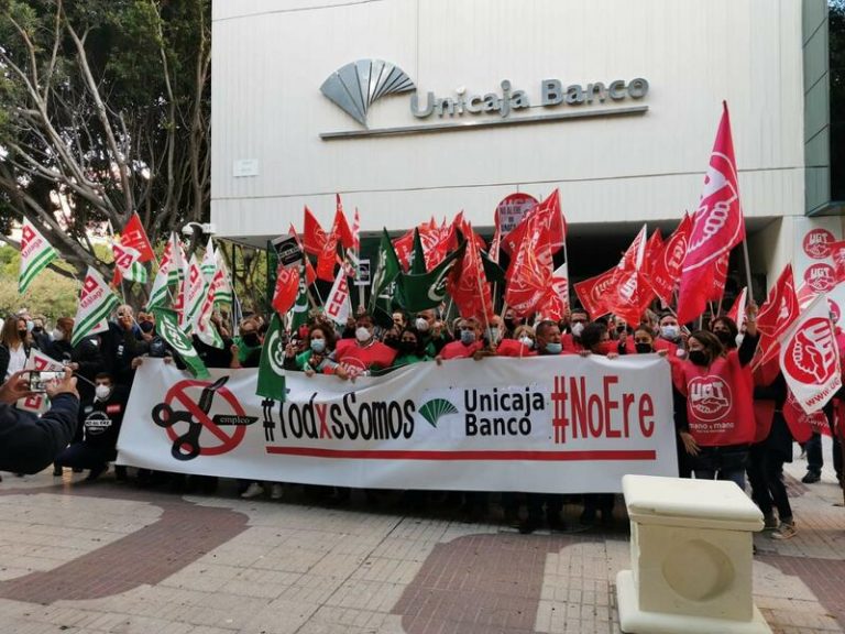 Trabajadores de Unicaja se concentran el martes y harán huelga el viernes por el ERE