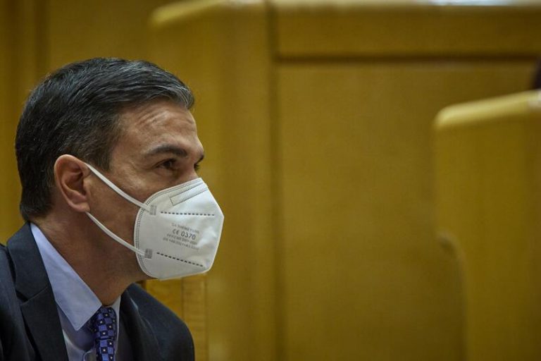 Sánchez felicita a Víctor Camino por su victoria en las primeras primarias de las Juventudes Socialistas