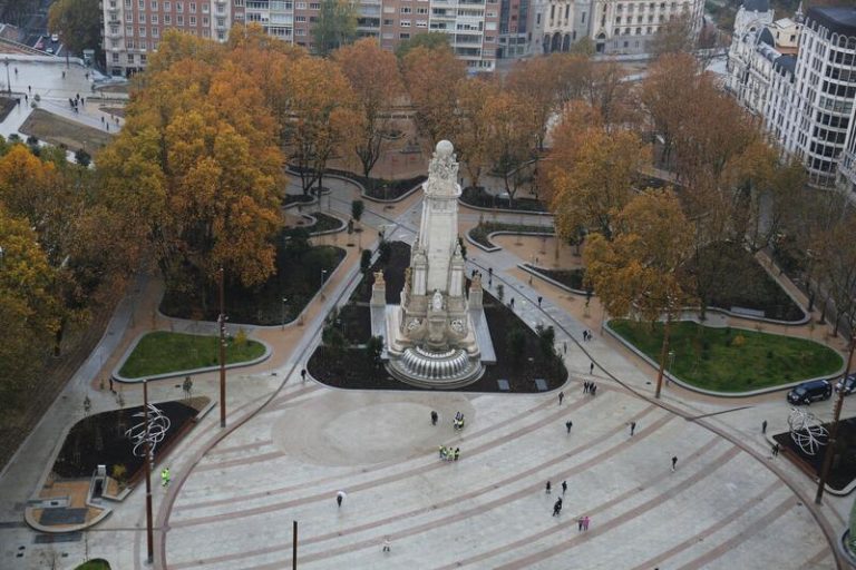 La Plaza de España de Madrid 'renace' tras 2 años de obras como un espacio más verde