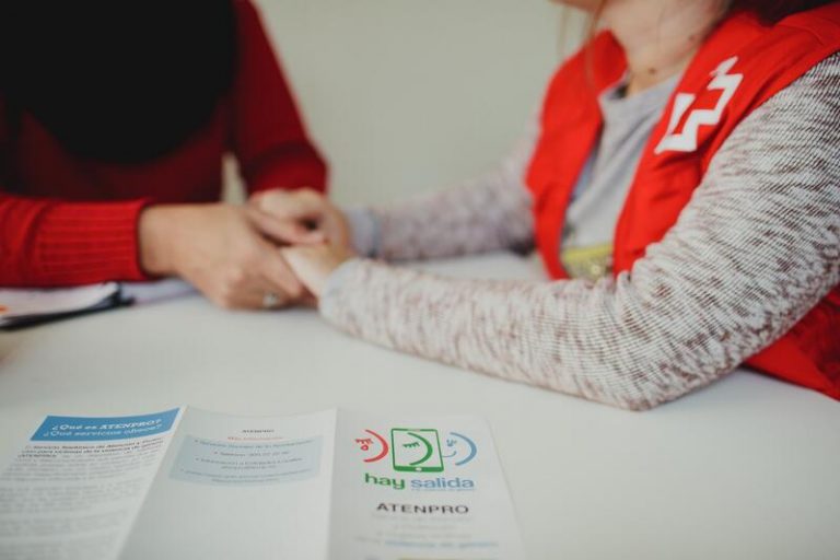 El Gobierno aprueba 32 millones para la FEMP para mejorar el servicio Atenpro a víctimas de violencia machista