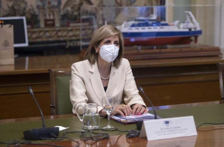 Bruselas insiste en la vacunación ante un incremento de contagios