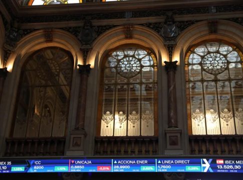 Bolsa El Ibex 35 abre con una caída del 0,16% y defiende los 8.800 tras la renovación de Powell en la Fed