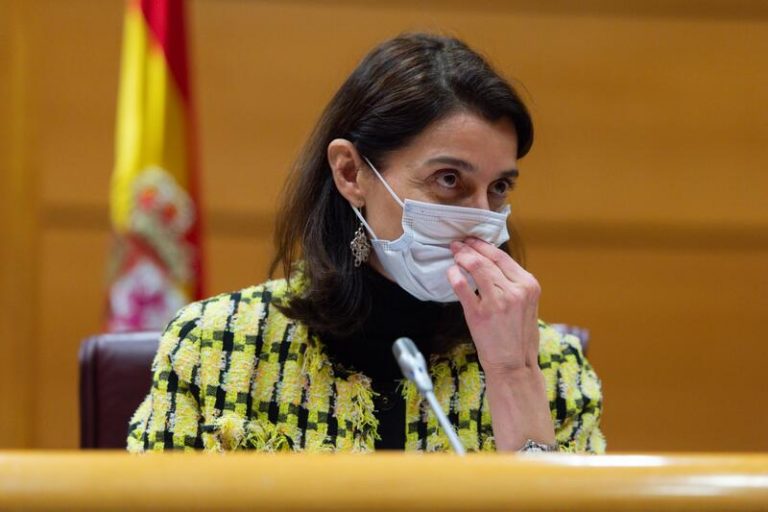 Llop se compromete, a medio plazo, a erradicar la prostitución en España