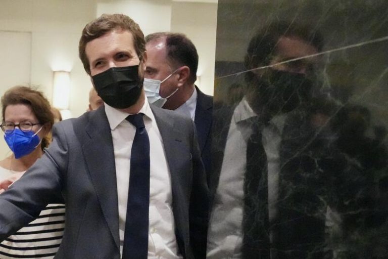 Casado asiste a la concentración de Madrid contra la reforma de la 'ley mordaza'