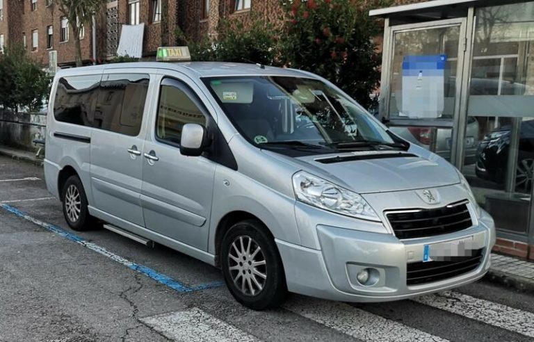 Condenan a un taxista a indemnizar a un conductor de autobús por hacer una ruta escolar mes y medio