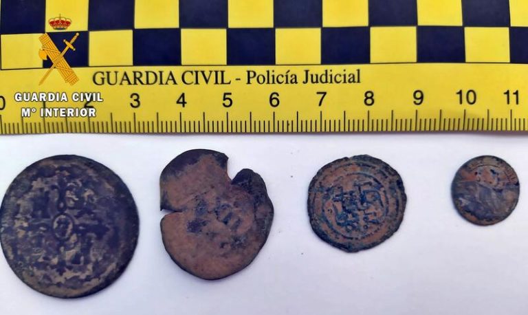 La Guardia Civil interviene a un vecino de Badajoz 75 piezas metálicas y monedas antiguas