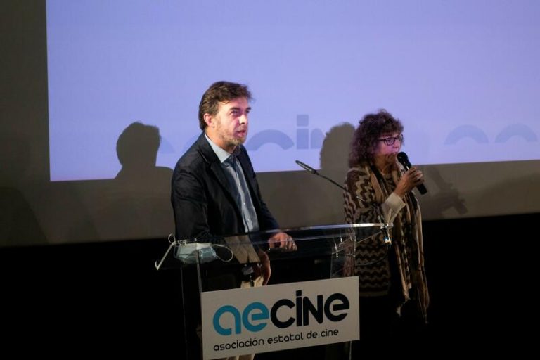 Productores de cine español estudian salidas para el 