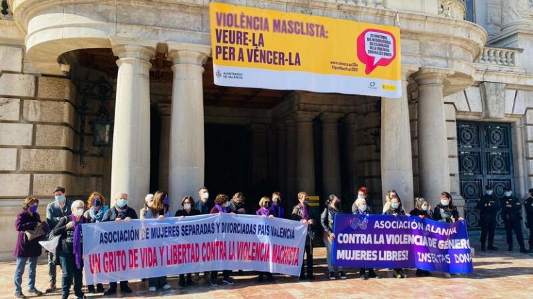 Concentraciones, actuaciones y proyecciones visibilizan en Valencia la violencia contra las mujeres