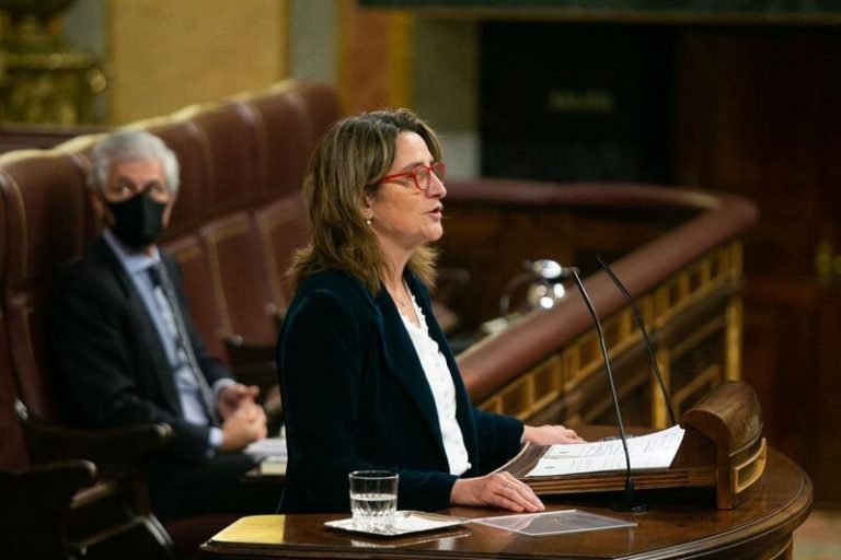 El Congreso avala el decreto que salva del recorte a las eléctricas la energía vendida a plazo