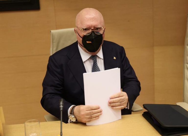 Un diputado de Vox intenta humillar a Villarejo, y sale mal parado