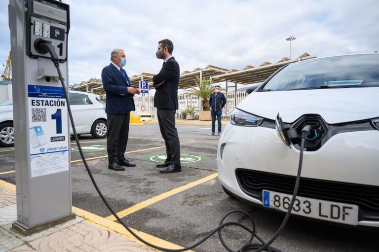 Más de 1.000 gasolineras deberán ofrecer servicios de recarga para vehículos eléctricos