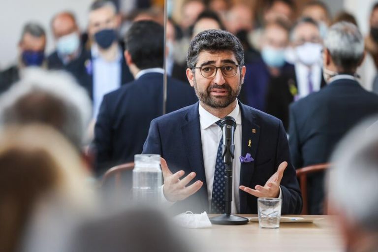 Puigneró exige al Gobierno que no se entrometa en la política lingüística de Cataluña pese al fallo del TS