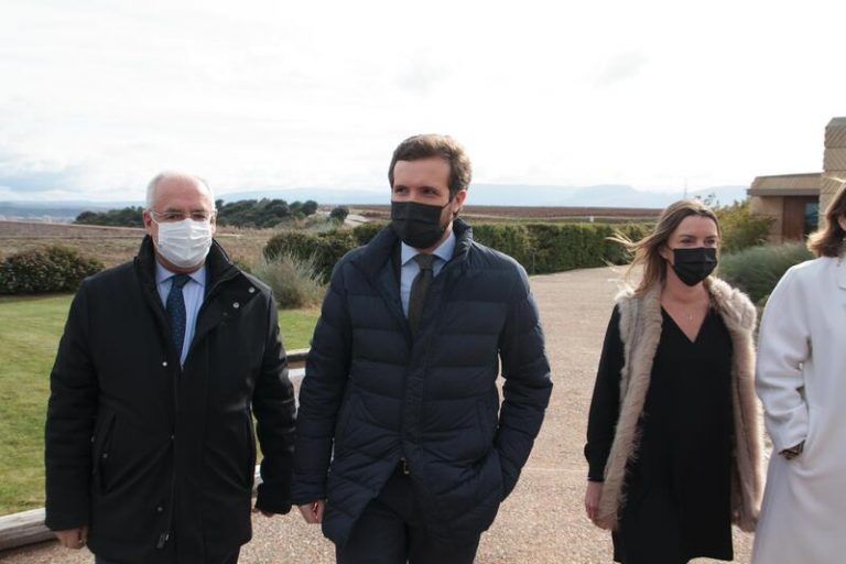 Casado presume de partido unido y critica que se diga que evita a Ayuso