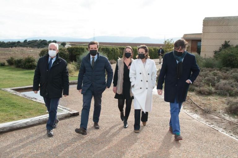 Casado avisa a Vox que puede pagar en las urnas 