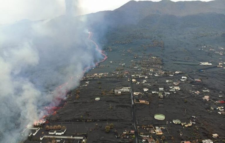 La nueva colada destruye el cementerio de Las Manchas, el campo de placas solares y numerosas viviendas