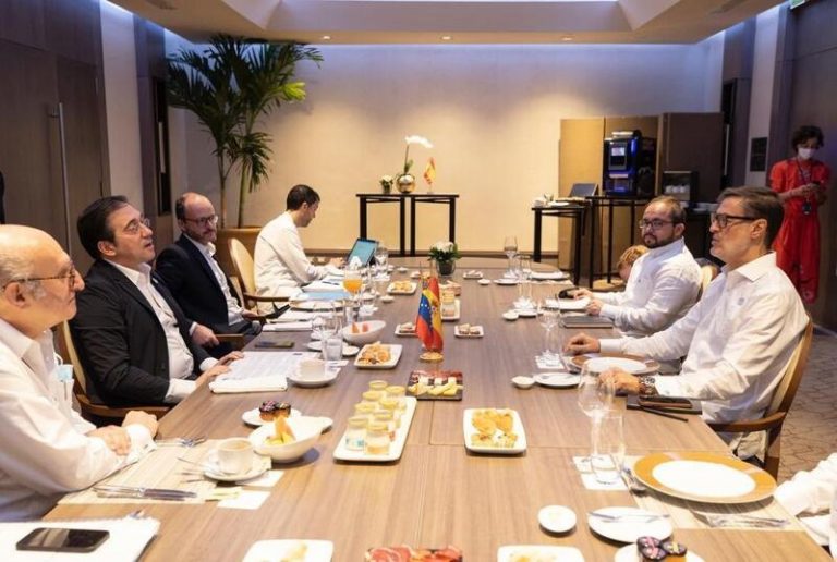 Albares reafirma ante su homólogo venezolano las críticas hacia las recientes elecciones