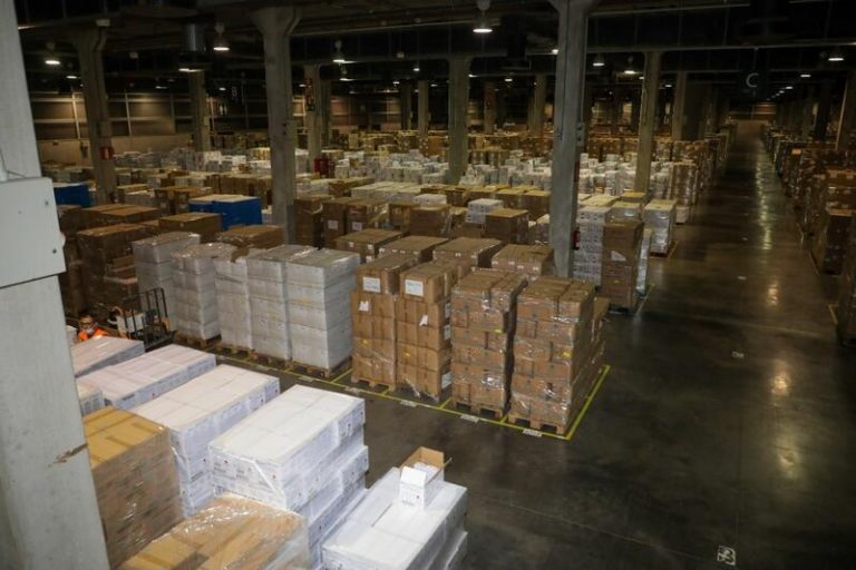 La Comunitat dona 800.000 mascarillas y 300.000 gafas sanitarias a la Palma