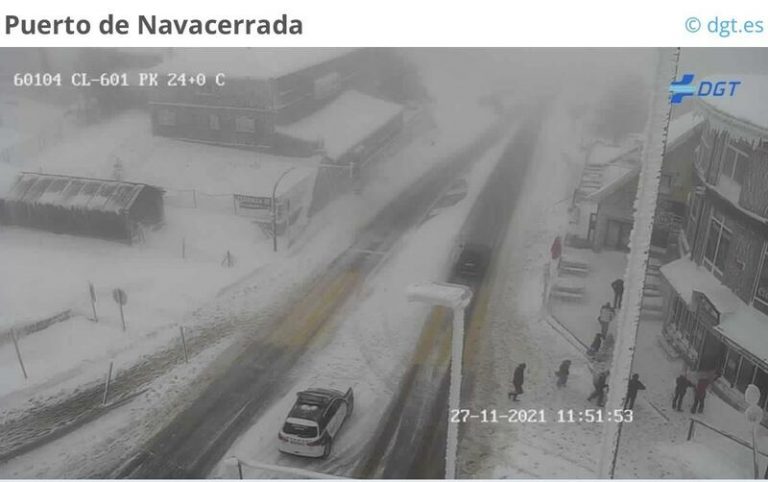 Una ventisca corta la M-601 a la altura del acceso al puerto de Navacerrada