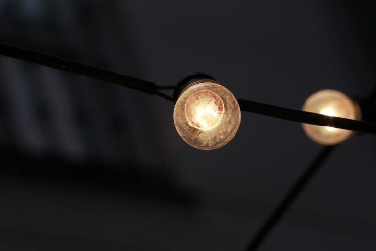La luz encadena once días consecutivos por encima de los 200 por megavatio hora