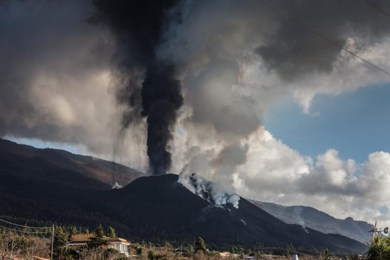 La calidad del aire es muy desfavorable por dióxido de azufre en Tazacorte, Los Llanos y El Paso