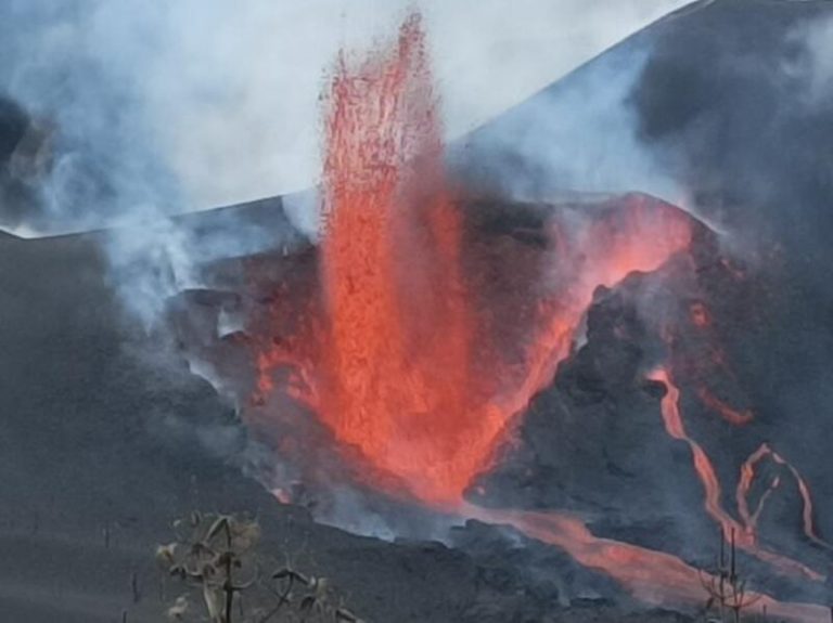 Una nueva colada se desborda en la zona norte del volcán de La Palma