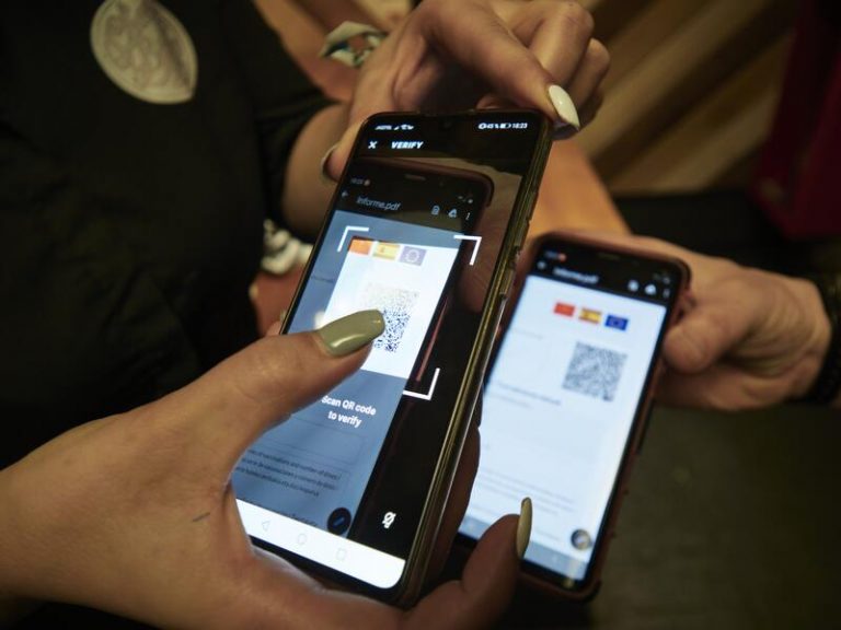 Cataluña aplicará de nuevo el pasaporte Covid a partir del viernes