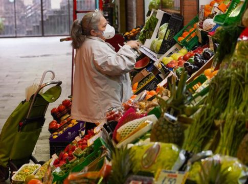 Mujer comprando Las ventas del comercio minorista caen un 2,5% en octubre, su mayor retroceso desde febrero
