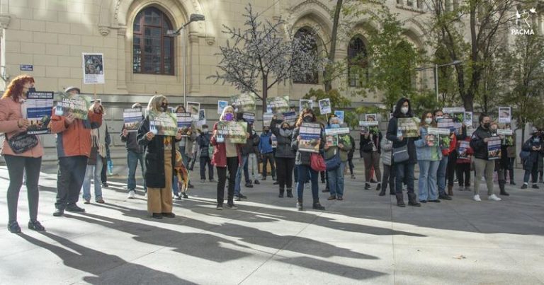 Medio centenar de personas se concentra en Madrid para exigir el fin de la 