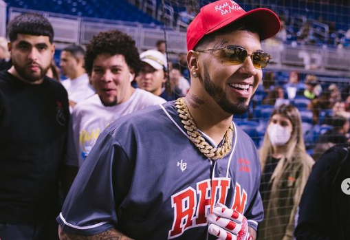 Anuel AA con Myke Towers y Jhay Cortez en 'Súbelo'