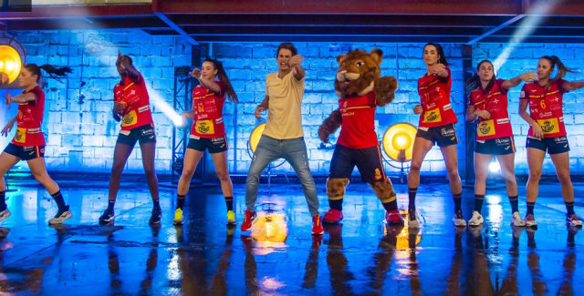 Carlos Baute en 'LaLaGol' para la Selección Femenina de Balonmano 2 Carlos Baute LaLaGol