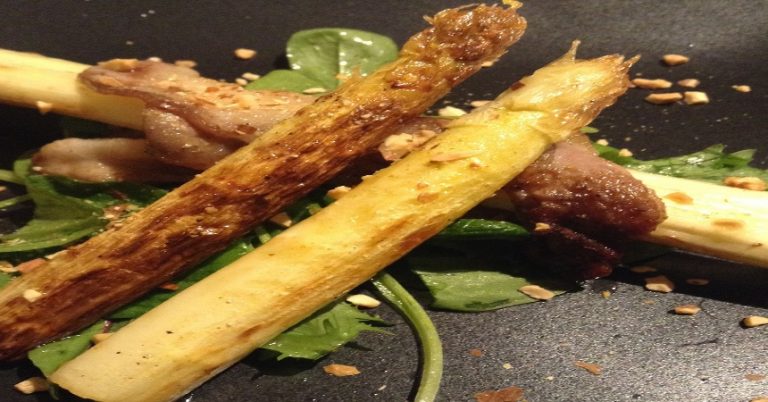 Cómo hacer unos espárragos blancos a la plancha que superan a los verdes