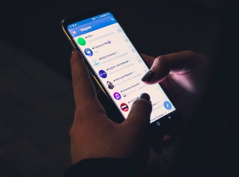 Durov defiende que aun con los mensajes patrocinados Telegram garantiza la privacidad del usuario más que WhatsApp