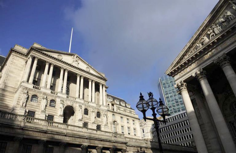 El Banco de Inglaterra mantiene tipos y el volumen de sus compras a pesar de la inflación