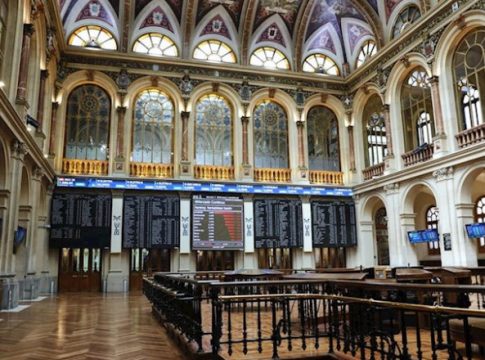 El Ibex 35 cede un 0,31% en la media sesión pero defiende los 9.000 puntos