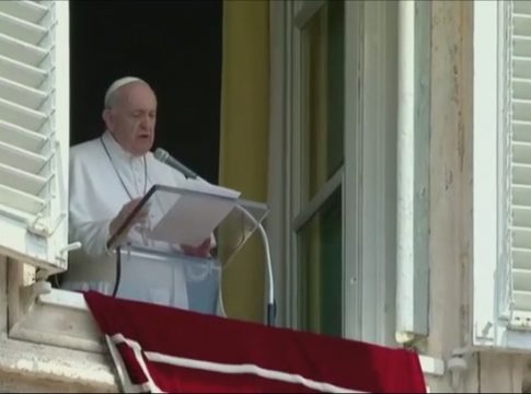 El Papa celebra una misa en el hospital en el que fue operado por un problema de colon