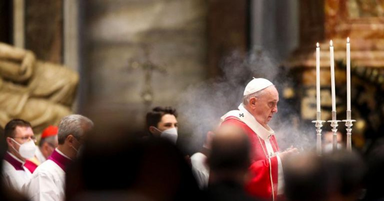 El Papa pide formar a los curas que trabajan con menores para 