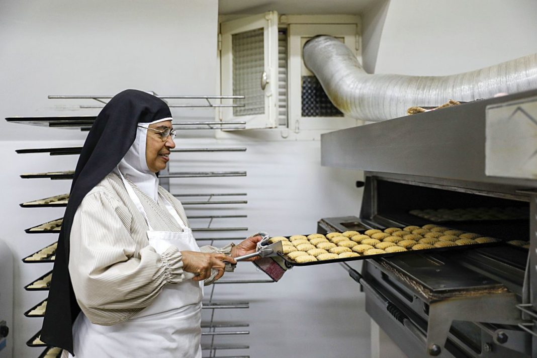 El convento de Madrid con una curiosa forma de vender dulces
