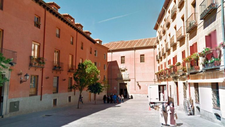 El convento de Madrid con una curiosa forma de vender dulces