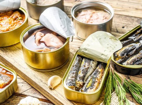 Por qué no debes meter latas abiertas en la nevera
