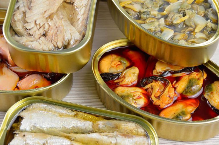 Por qué no debes meter latas abiertas en la nevera