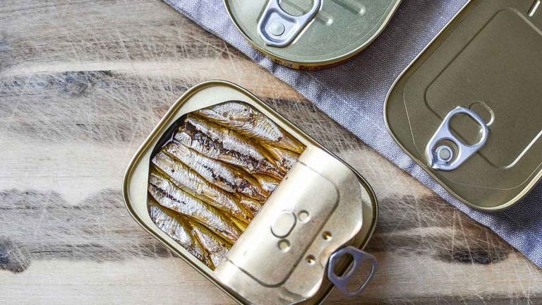 La razón por la que no debes guardar las latas de conserva abiertas