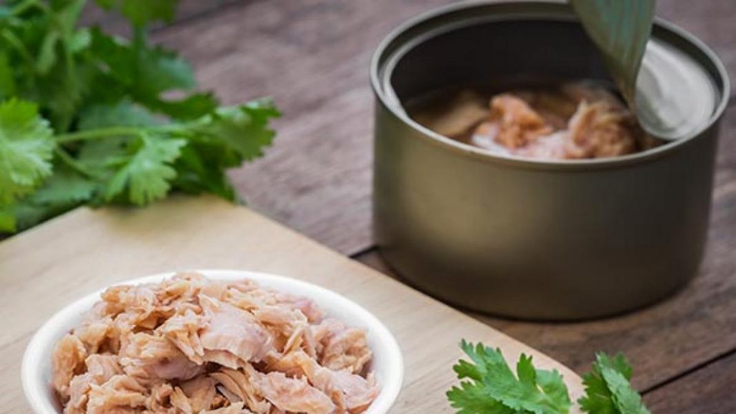 El motivo por el que no deberías guardar las latas de conserva abiertas