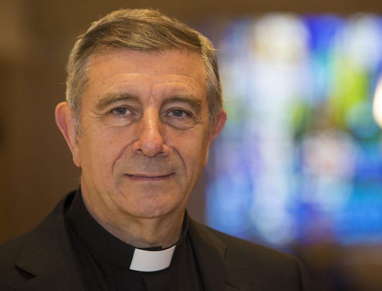 El obispo José Luis Retana: 