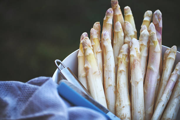 La salsa para acompañar los espárragos que da mil vueltas a la mayonesa