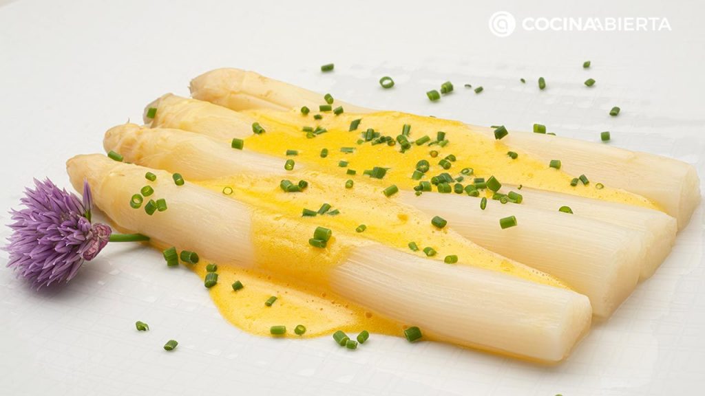 Esparragos con sabayon de txakoli